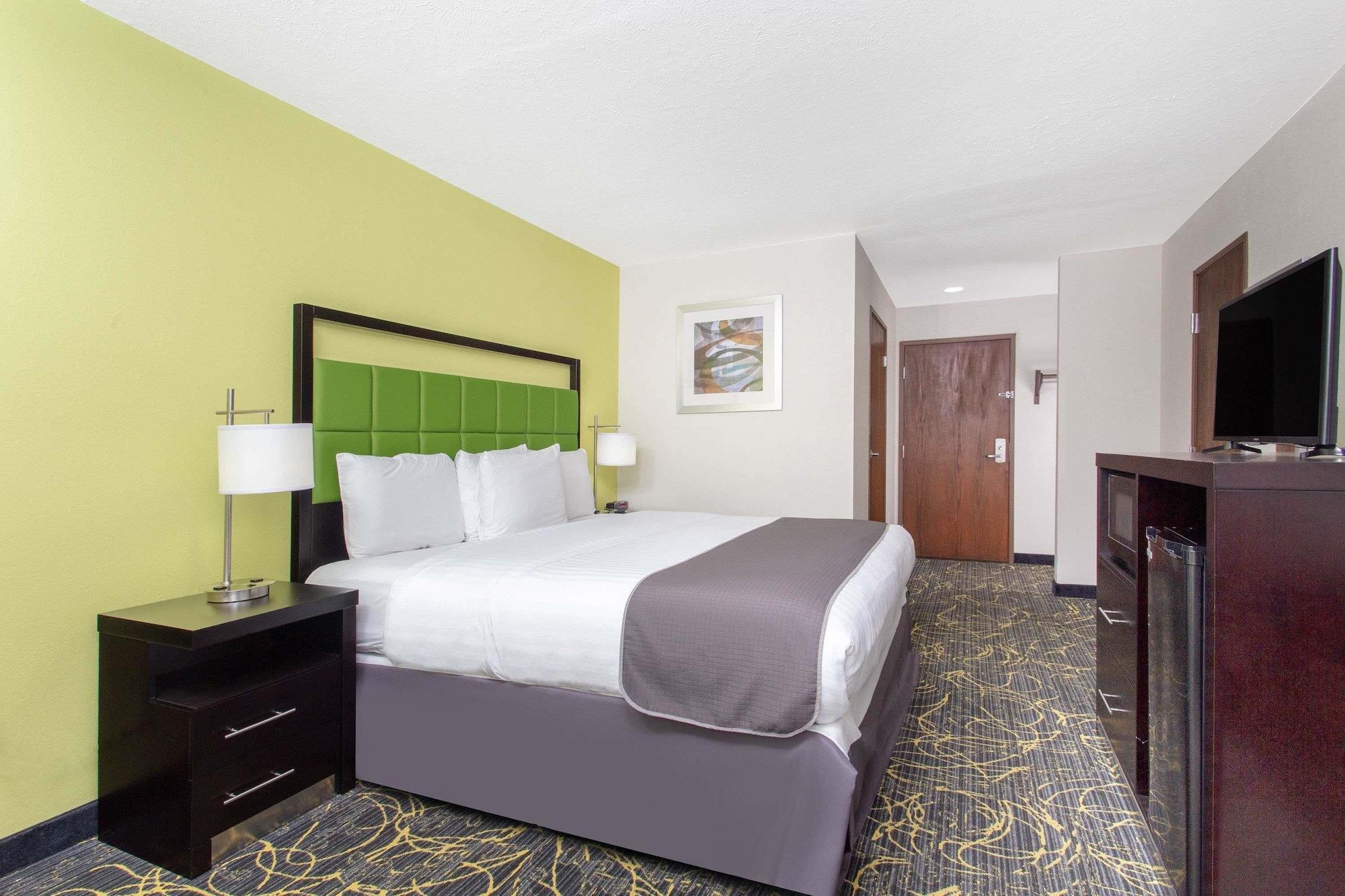 Americinn And Suites By Wyndham Delafield-Waukesha-Milwaukee Eksteriør billede