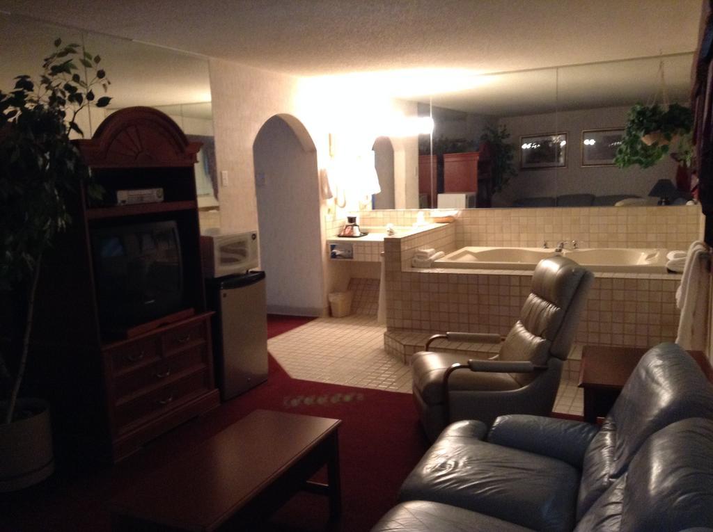 Americinn And Suites By Wyndham Delafield-Waukesha-Milwaukee Eksteriør billede
