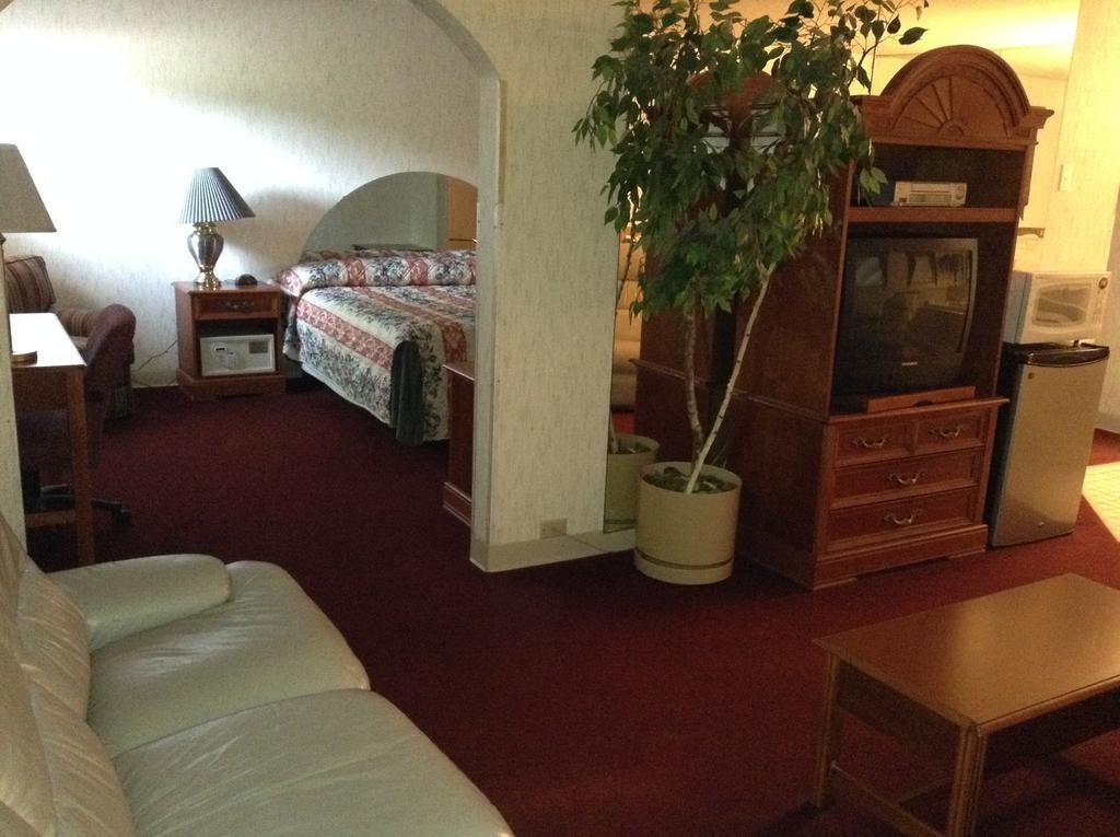 Americinn And Suites By Wyndham Delafield-Waukesha-Milwaukee Eksteriør billede