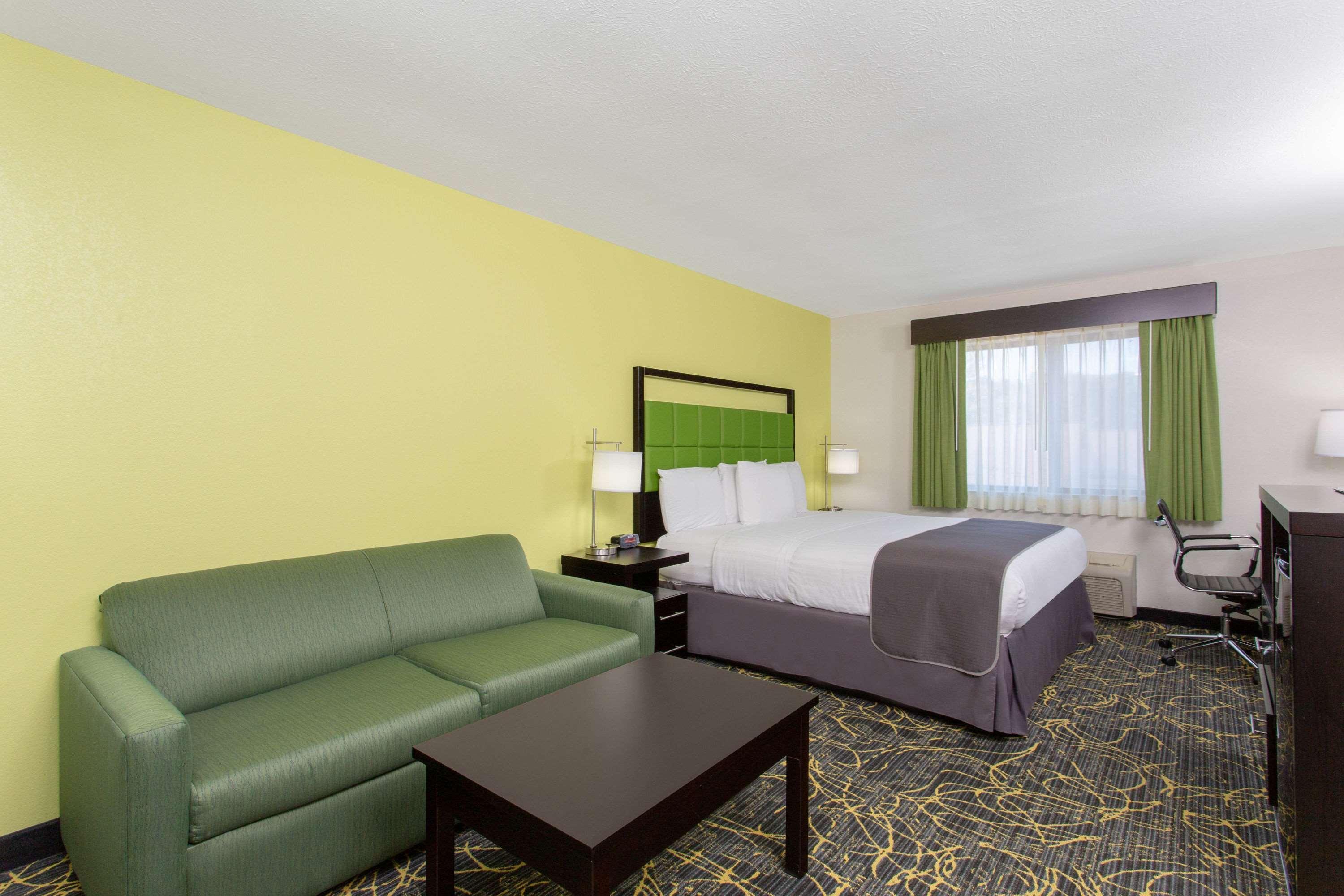 Americinn And Suites By Wyndham Delafield-Waukesha-Milwaukee Eksteriør billede