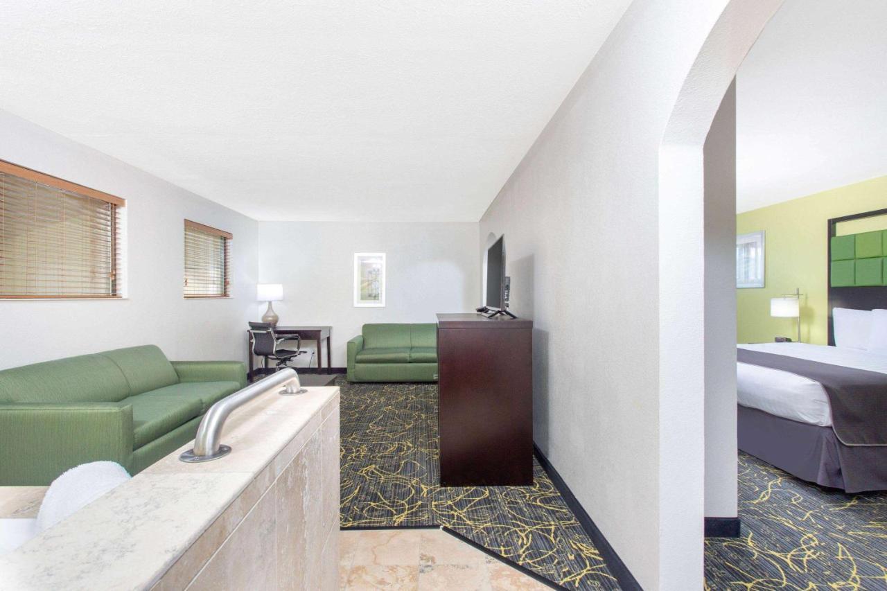 Americinn And Suites By Wyndham Delafield-Waukesha-Milwaukee Eksteriør billede