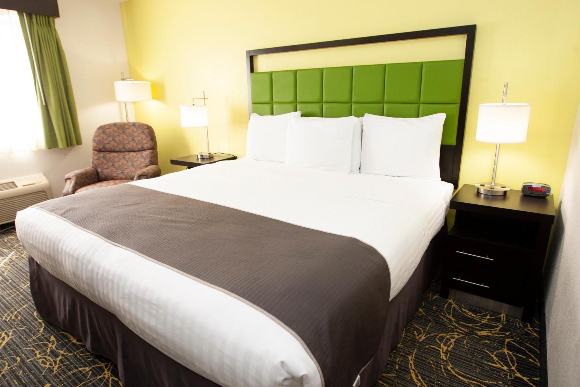 Americinn And Suites By Wyndham Delafield-Waukesha-Milwaukee Værelse billede