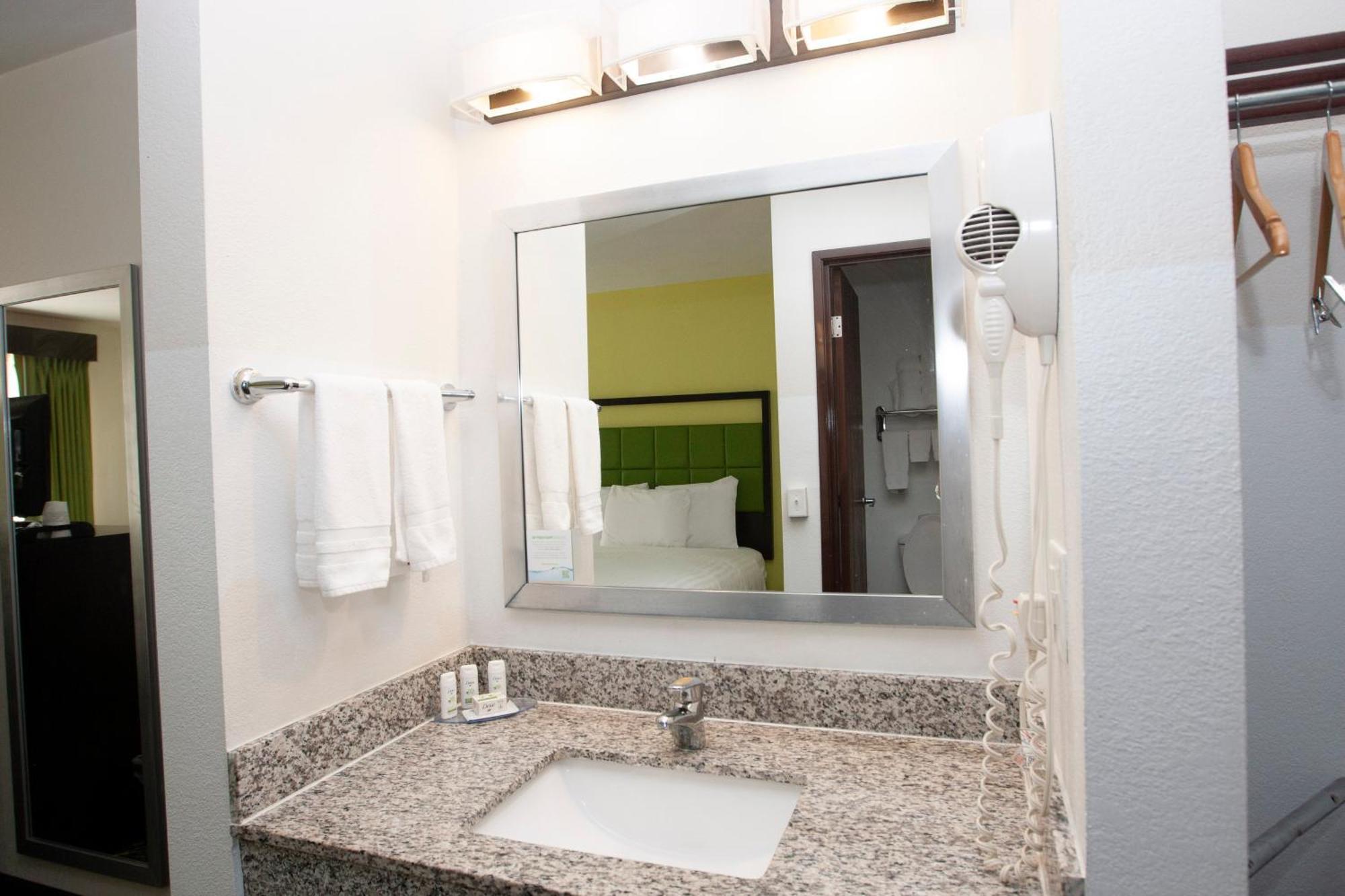 Americinn And Suites By Wyndham Delafield-Waukesha-Milwaukee Værelse billede