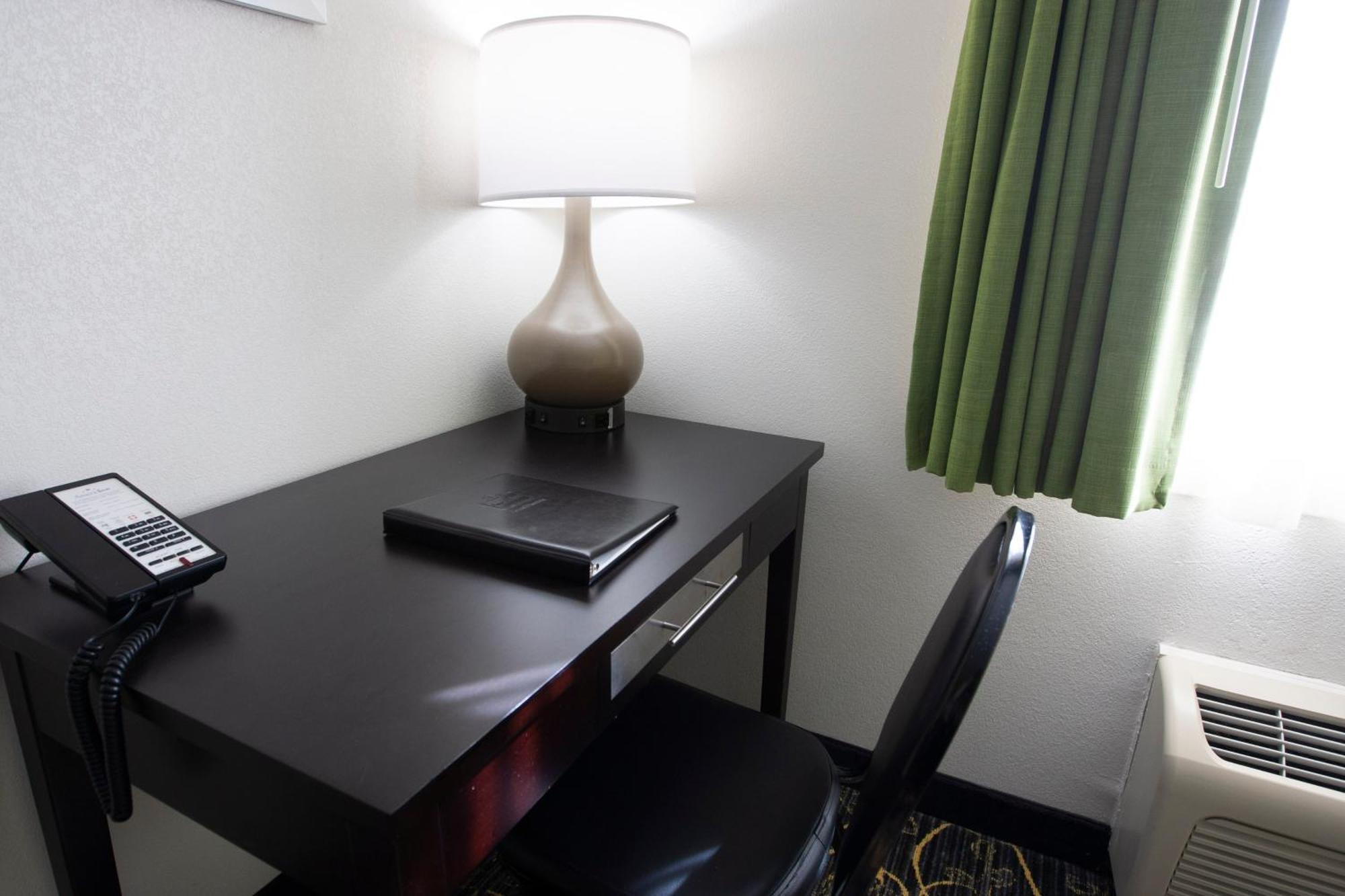 Americinn And Suites By Wyndham Delafield-Waukesha-Milwaukee Værelse billede