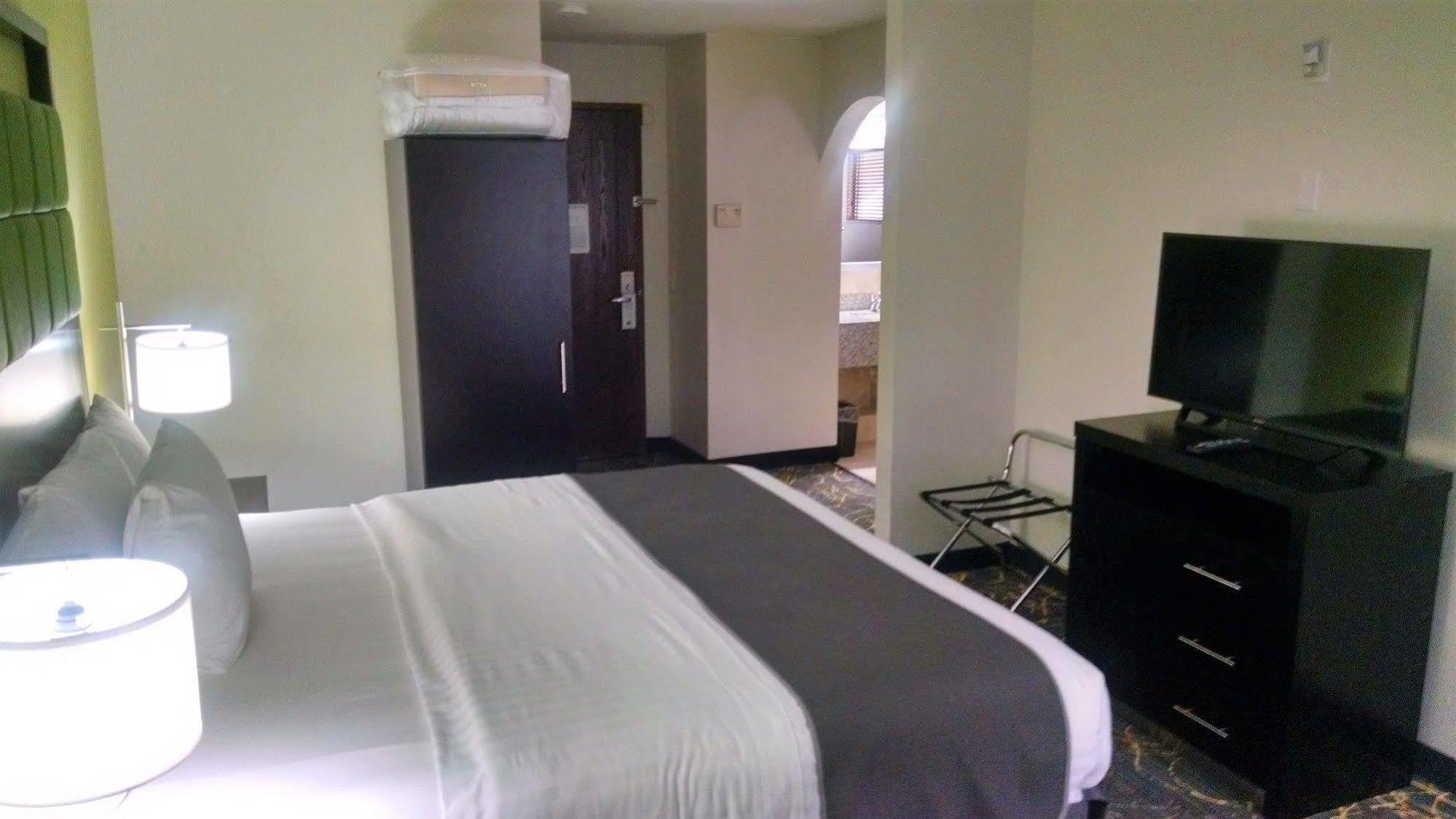 Americinn And Suites By Wyndham Delafield-Waukesha-Milwaukee Eksteriør billede