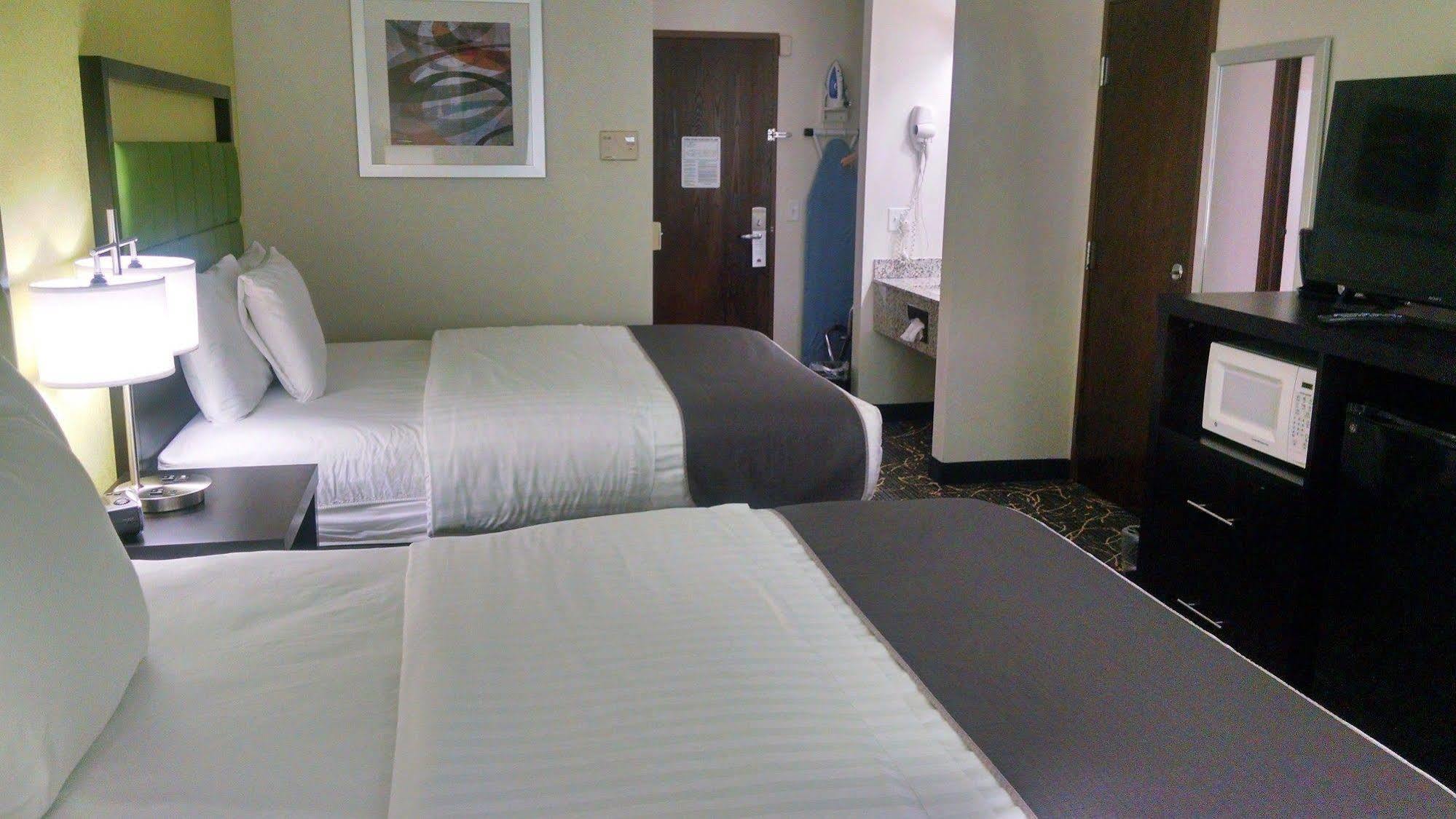 Americinn And Suites By Wyndham Delafield-Waukesha-Milwaukee Eksteriør billede